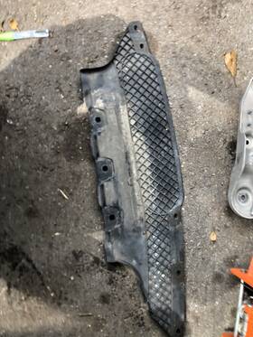 7906845 Bmw 2011-2016 550i 535i F10 Oem Rear Bumper Lower Bracket Guide M Sport