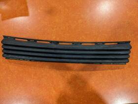 Gm1036103 General Motors Gmc Yukon / Sierra 00-06 Front Bumper Grille Lower Gm P/n 15153490