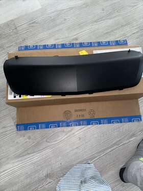 84074103 Gm Genuine Black Rear Bumper Fascia Trailer Hitch Cover Used