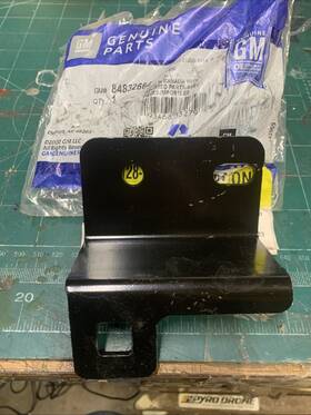 84832664 Gm Front Driver Side Bumper Fascia Support Brace New Oem