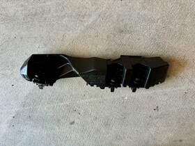 At000 Kia 86552 2023 24 Niro Front Bumper Right Passenger Side Retainer Support Bracket Oem