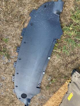 22025652-04-b Oem 2025652-05-b Tesla Model Y Juniper Front Bumper Splash Shield 25-26 Torn Corner