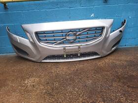 39808092 Volvo 2011 - 2013 S60 T5 Front Bumper Cover Assembly With Grille Silver Oem